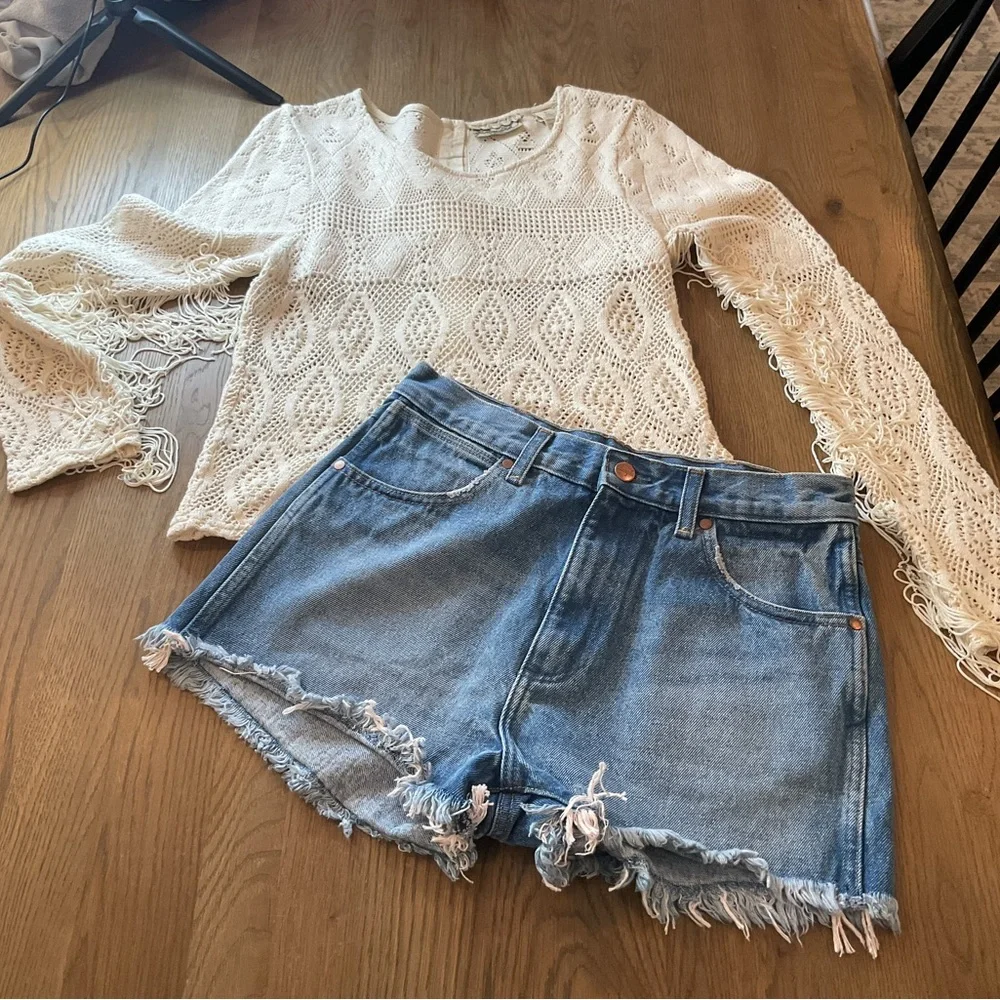 Gimmicks BKE Ivory Crochet Long Sleeve with Fringe Size Small EUC